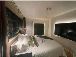 R3 SUPERKING SIZED BED & 75'' tv on the wall in Clapham